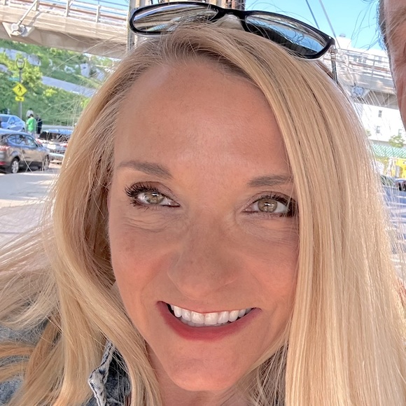 Meet your Posher, Stefani - Picture 1 of 2